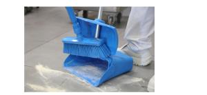 Igeax élelmiszeripari billenős szemetes lapát és seprű 28cm széles, 80cm nyéllel kék 0,5 mm