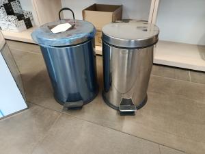 Enyhén sérült rozsdamentes acél pedálos szemetes, kivehető műanyag vödörrel, 12L, fényes